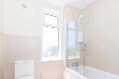 This spacious bathroom suite features a modern ...