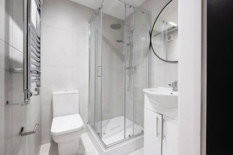 A modern and clean bathroom featuring a spaciou...