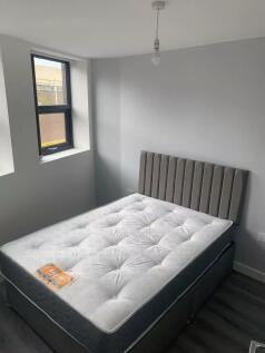 Bright and clean double bedroom featuring a com...