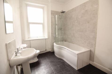 Bright and clean bathroom suite featuring a mod...