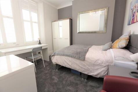 Bright and tidy single bedroom featuring a comf...