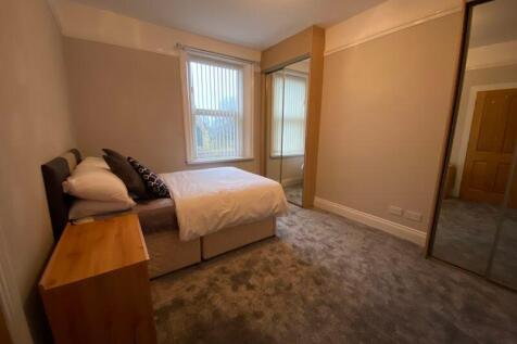 A cozy double bedroom featuring a comfortable d...