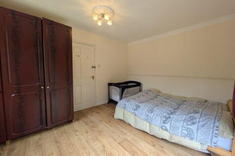 A neat and well-maintained double bedroom featu...