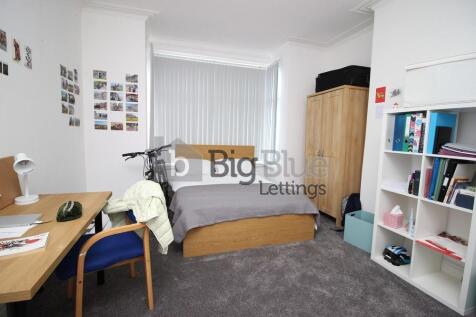 A bright and tidy single bedroom featuring a co...