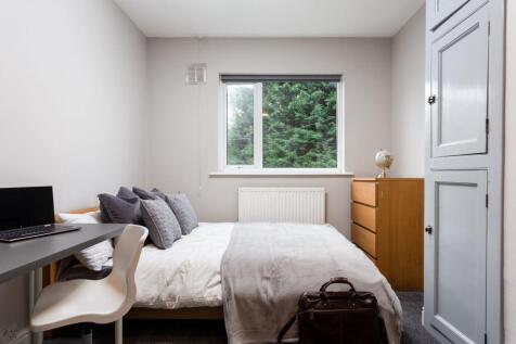 A cozy double bedroom featuring a comfortable b...