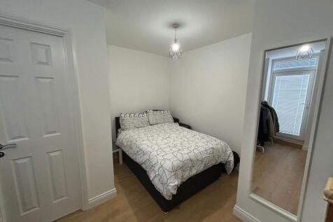 A neat and comfortable double bedroom featuring...