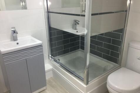 Modern and clean bathroom suite featuring a spa...