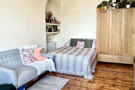 A cozy double bedroom featuring a comfortable b...