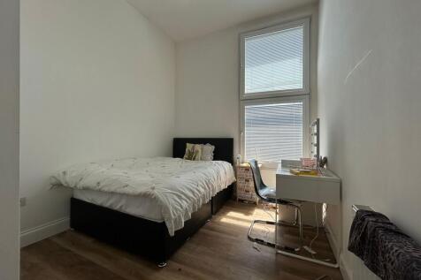 Bright and clean single bedroom featuring a com...