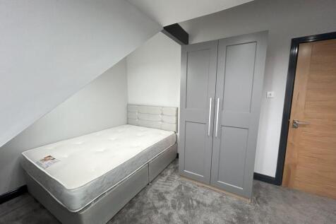 A clean and well-maintained single bedroom feat...