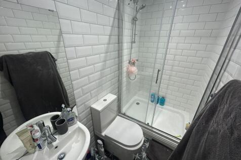 A modern and clean bathroom featuring a spaciou...