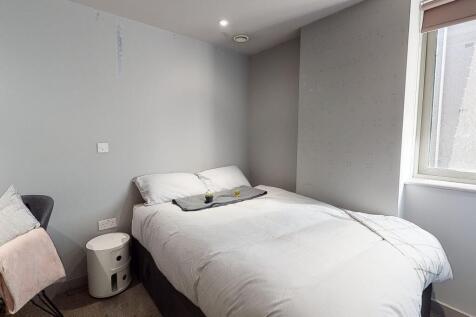 A cozy double bedroom featuring a comfortable b...