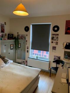 A cozy double bedroom featuring a comfortable b...