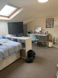 Cozy and well-lit single bedroom featuring a co...