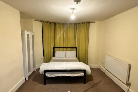 A clean, simply furnished double bedroom featur...