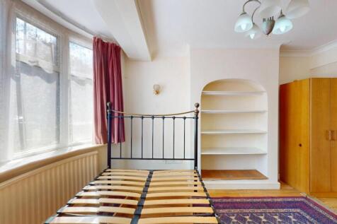 Bright single bedroom with large windows allowi...