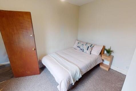 A cozy double bedroom featuring a comfortable b...