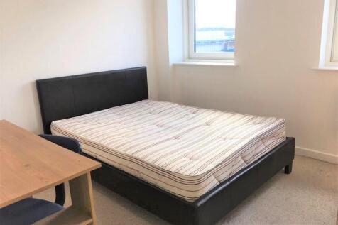 Bright and clean double bedroom featuring a mod...