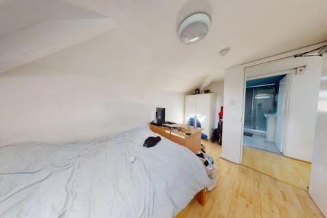 Bright and cozy double bedroom with a comfortab...