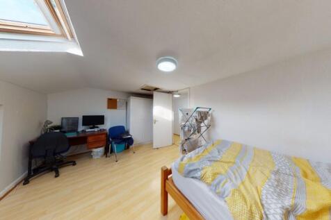 Bright and tidy single bedroom featuring a comf...