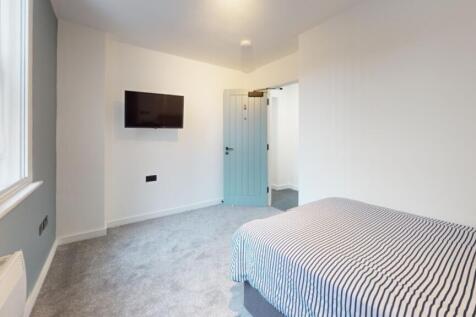 A well-maintained double bedroom featuring a co...