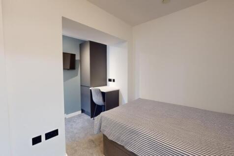 A bright and tidy double bedroom featuring a co...