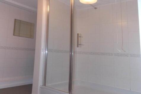 A clean and well-maintained bathroom suite feat...