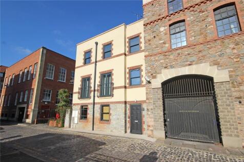 Charming street view featuring a well-maintaine...