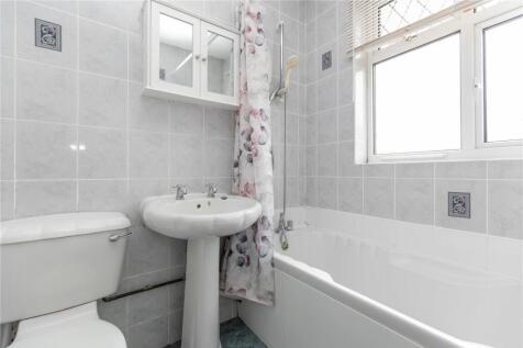 Bright and tidy bathroom suite featuring a clea...