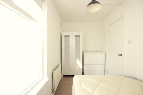 Bright and tidy single bedroom featuring a larg...