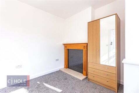 Bright and tidy double bedroom featuring a carp...