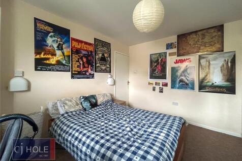 A cozy and inviting double bedroom featuring a ...