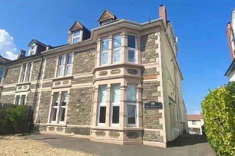A charming and well-maintained traditional ston...