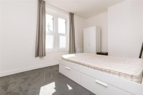 Bright and clean double bedroom featuring a lar...