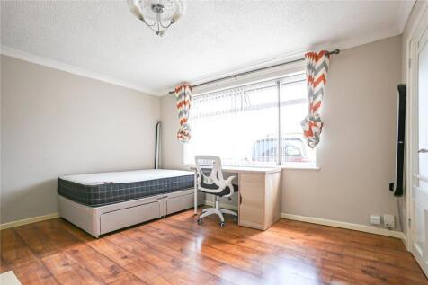 Bright and tidy single bedroom featuring a comf...