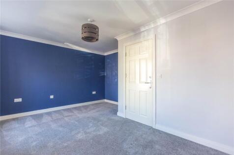 Bright and clean double bedroom featuring a mod...