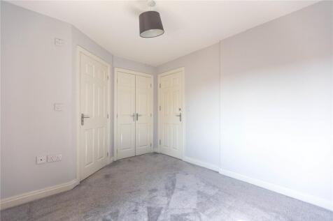 Bright and clean single bedroom with neutral de...