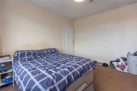 A cozy double bedroom featuring a comfortable b...