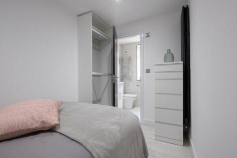 This beautifully arranged double bedroom featur...
