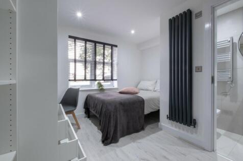 A beautifully presented double bedroom featurin...