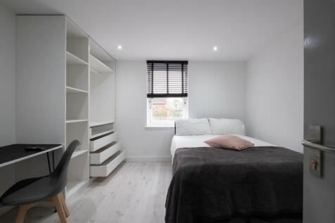 This inviting double bedroom offers a bright an...