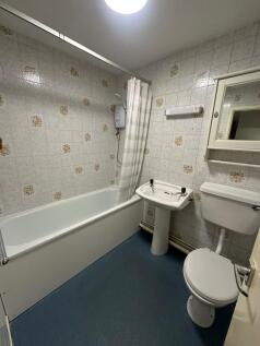 A well-maintained bathroom suite featuring a fu...