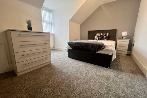 A well-maintained double bedroom featuring a co...