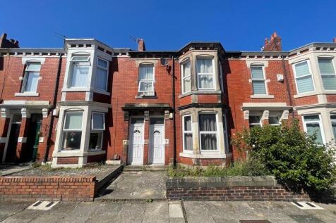 A charming terraced house with classic brickwor...