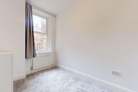 A neat and bright single bedroom featuring a la...