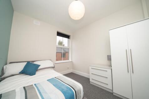 Bright and tidy single bedroom featuring a comf...
