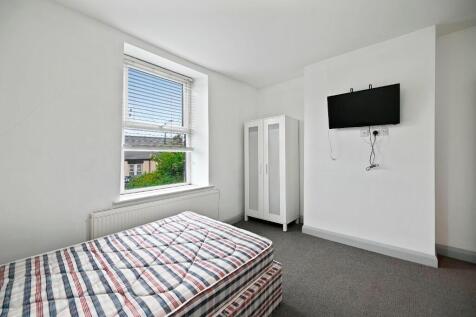 Bright and tidy single bedroom featuring a comf...