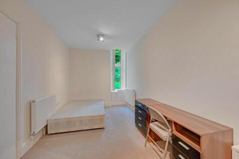 Bright and tidy single bedroom featuring a comf...