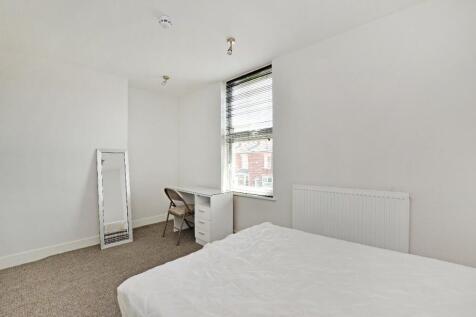 Bright and tidy double bedroom featuring a comf...