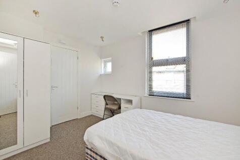 Bright and tidy double bedroom featuring a comf...